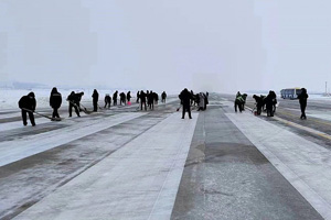 信陽(yáng)明港機(jī)場(chǎng)抗擊冰雪，護(hù)航旅客回家路